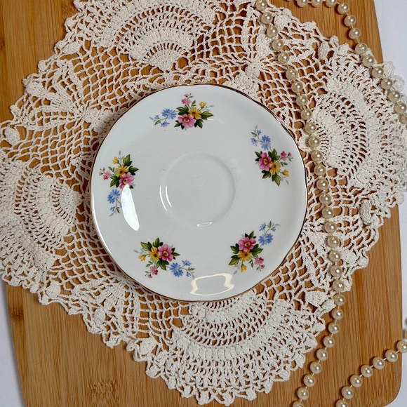 Royal Stafford Bone China Saucer Made in England Floral Gold Rim - Picture 2 of 4